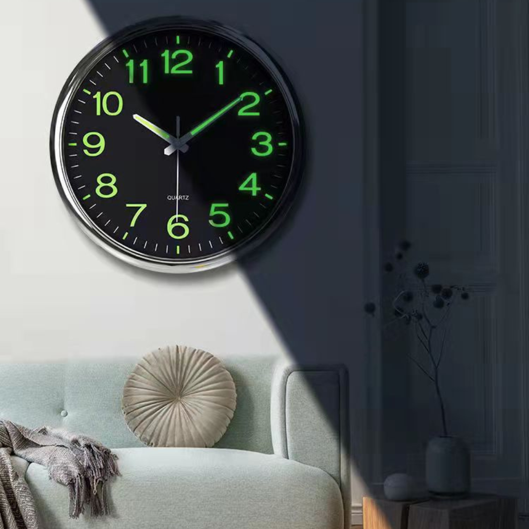 Treviq - Reloj de pared grande que brilla en la oscuridad para un acento de habitación elegante y práctico