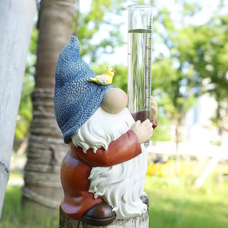 Soraya - Encantadora estatua de gnomo para jardín con pluviómetro hecha de resina para decoración encantadora del jardín
