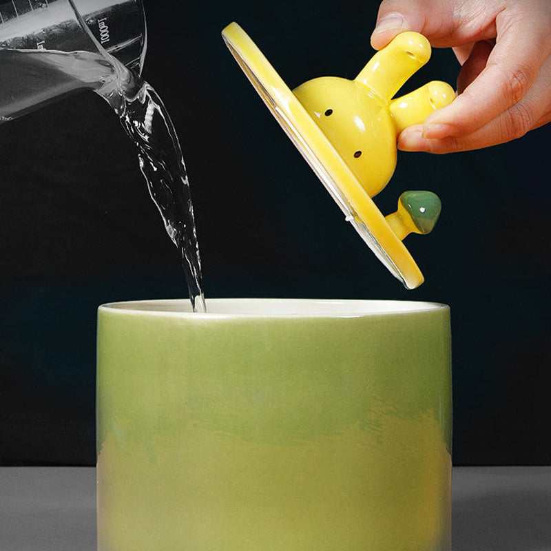 Dispensador de agua elegante para un conejo sano y feliz