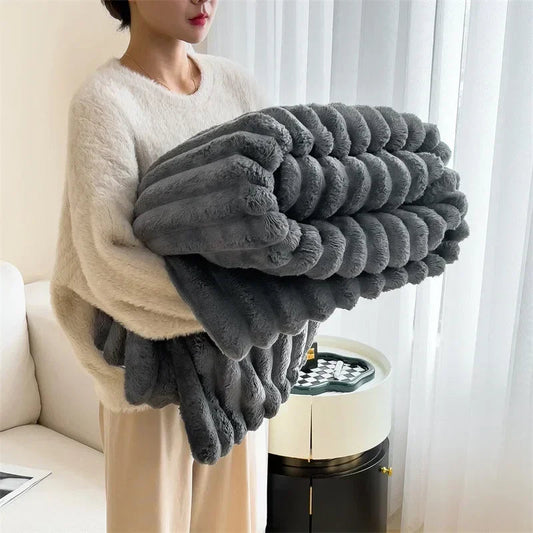 Comodidad suprema: Manta de forro polar suave y cálida con un acogedor patrón de cuadros para días acogedores de otoño y noches de invierno