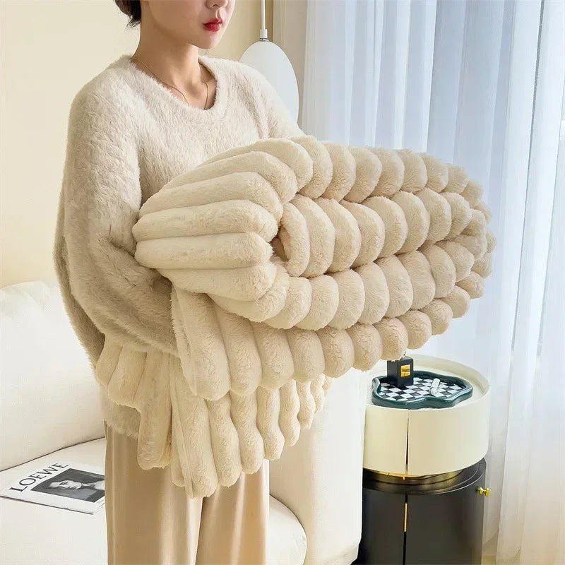 Comodidad suprema: Manta de forro polar suave y cálida con un acogedor patrón de cuadros para días acogedores de otoño y noches de invierno