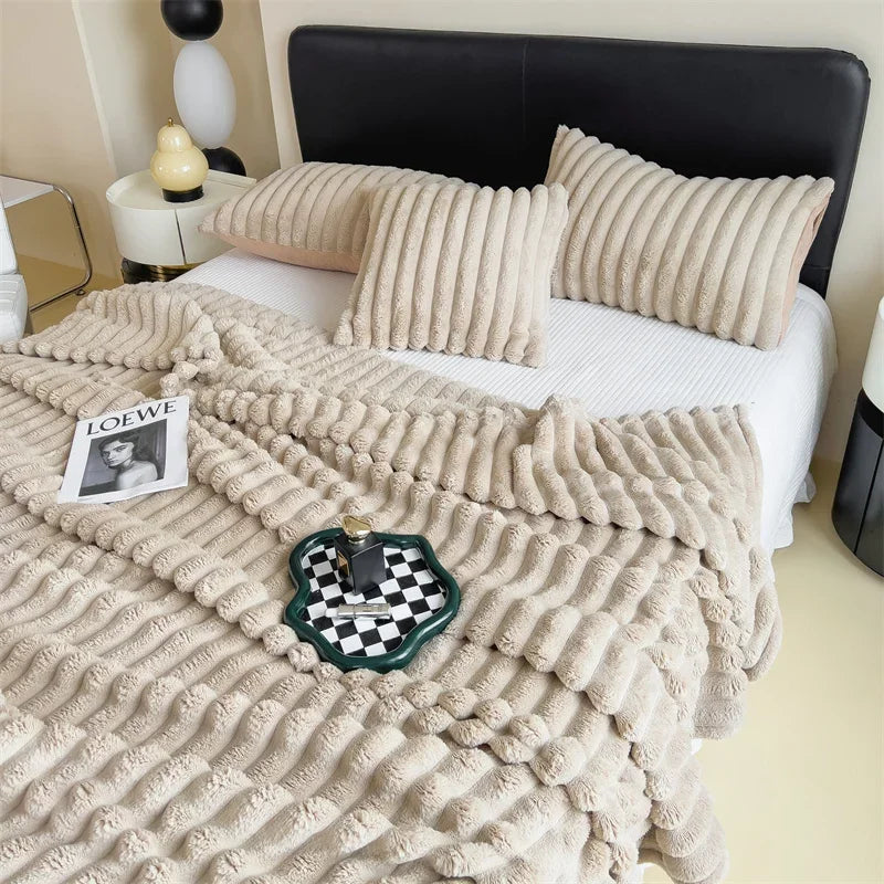 Comodidad suprema: Manta de forro polar suave y cálida con un acogedor patrón de cuadros para días acogedores de otoño y noches de invierno
