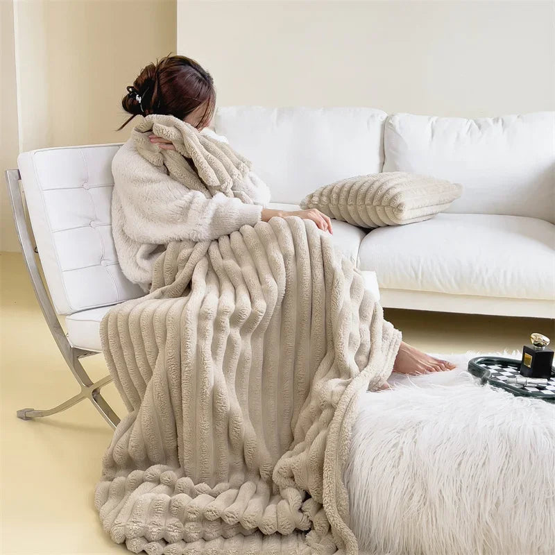 Comodidad suprema: Manta de forro polar suave y cálida con un acogedor patrón de cuadros para días acogedores de otoño y noches de invierno