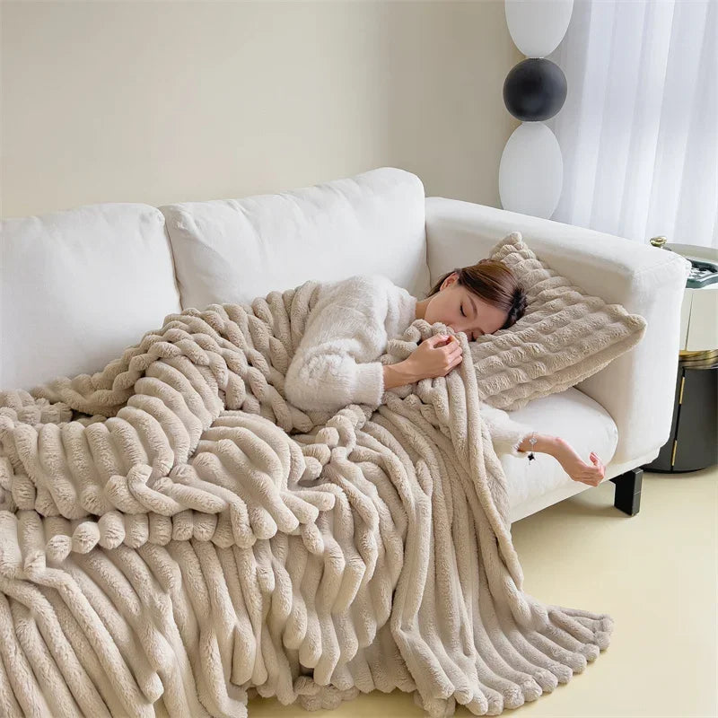 Comodidad suprema: Manta de forro polar suave y cálida con un acogedor patrón de cuadros para días acogedores de otoño y noches de invierno