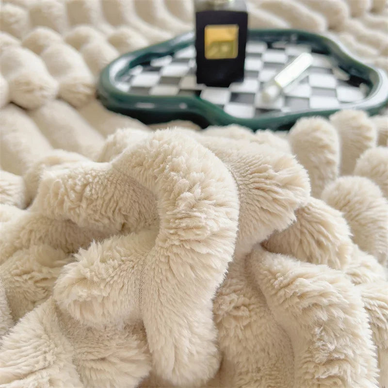 Comodidad suprema: Manta de forro polar suave y cálida con un acogedor patrón de cuadros para días acogedores de otoño y noches de invierno