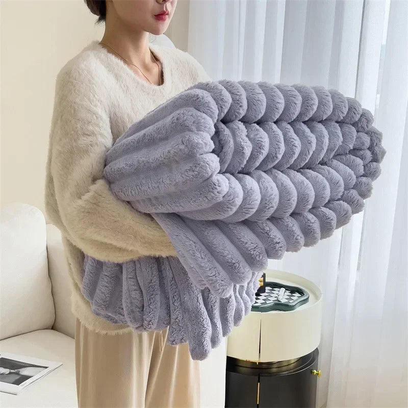 Comodidad suprema: Manta de forro polar suave y cálida con un acogedor patrón de cuadros para días acogedores de otoño y noches de invierno