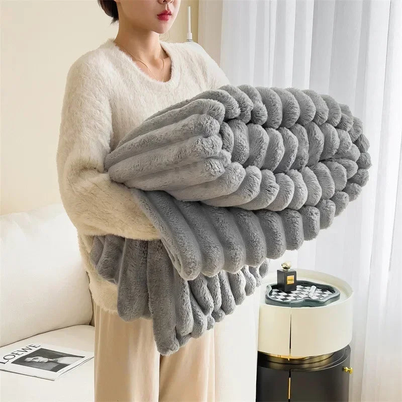 Comodidad suprema: Manta de forro polar suave y cálida con un acogedor patrón de cuadros para días acogedores de otoño y noches de invierno