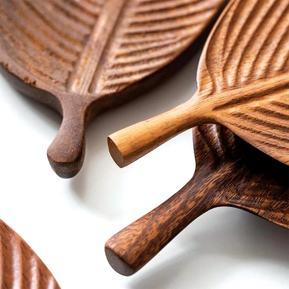 Cuenco hecho de madera de nogal oscuro con hojas