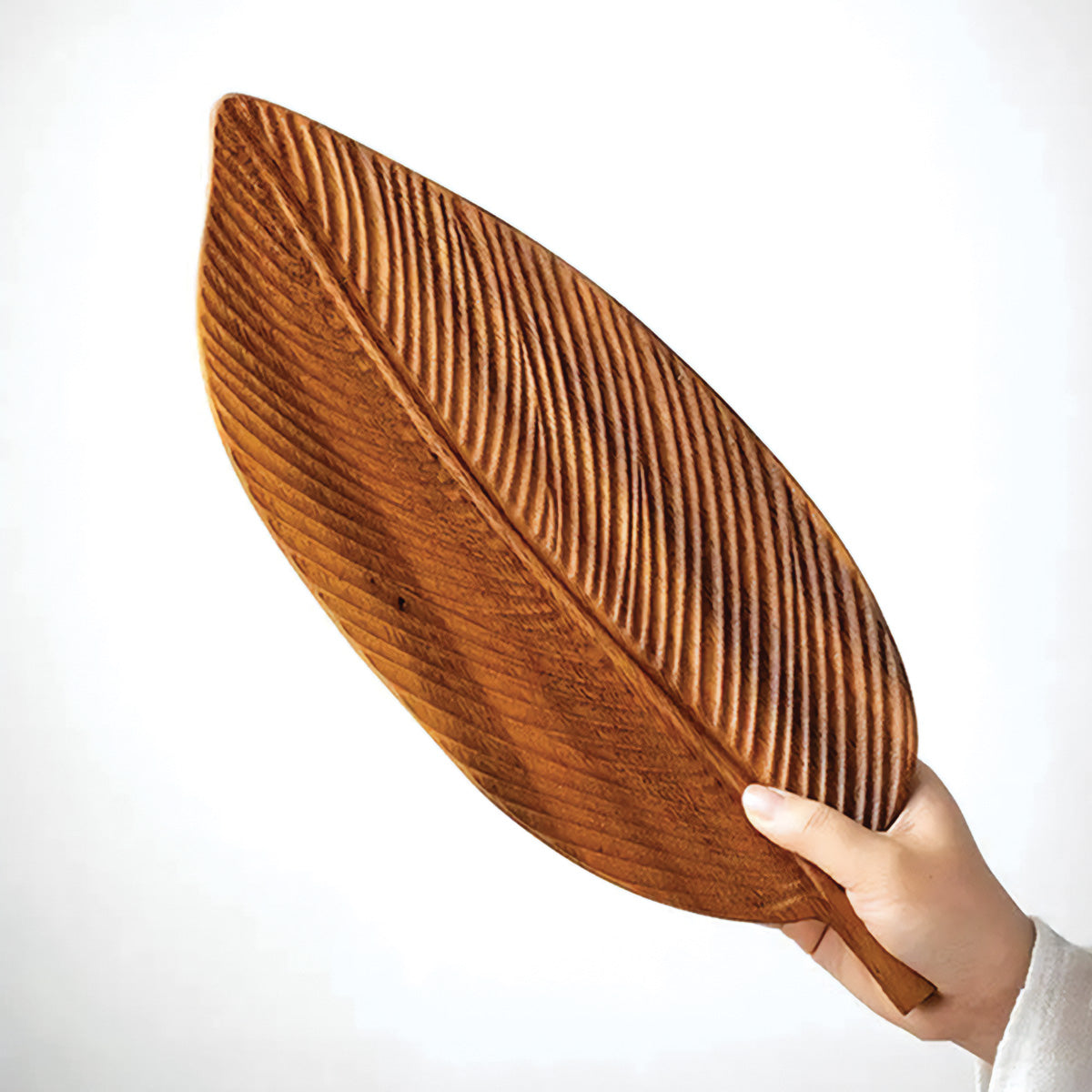 Cuenco hecho de madera de nogal oscuro con hojas