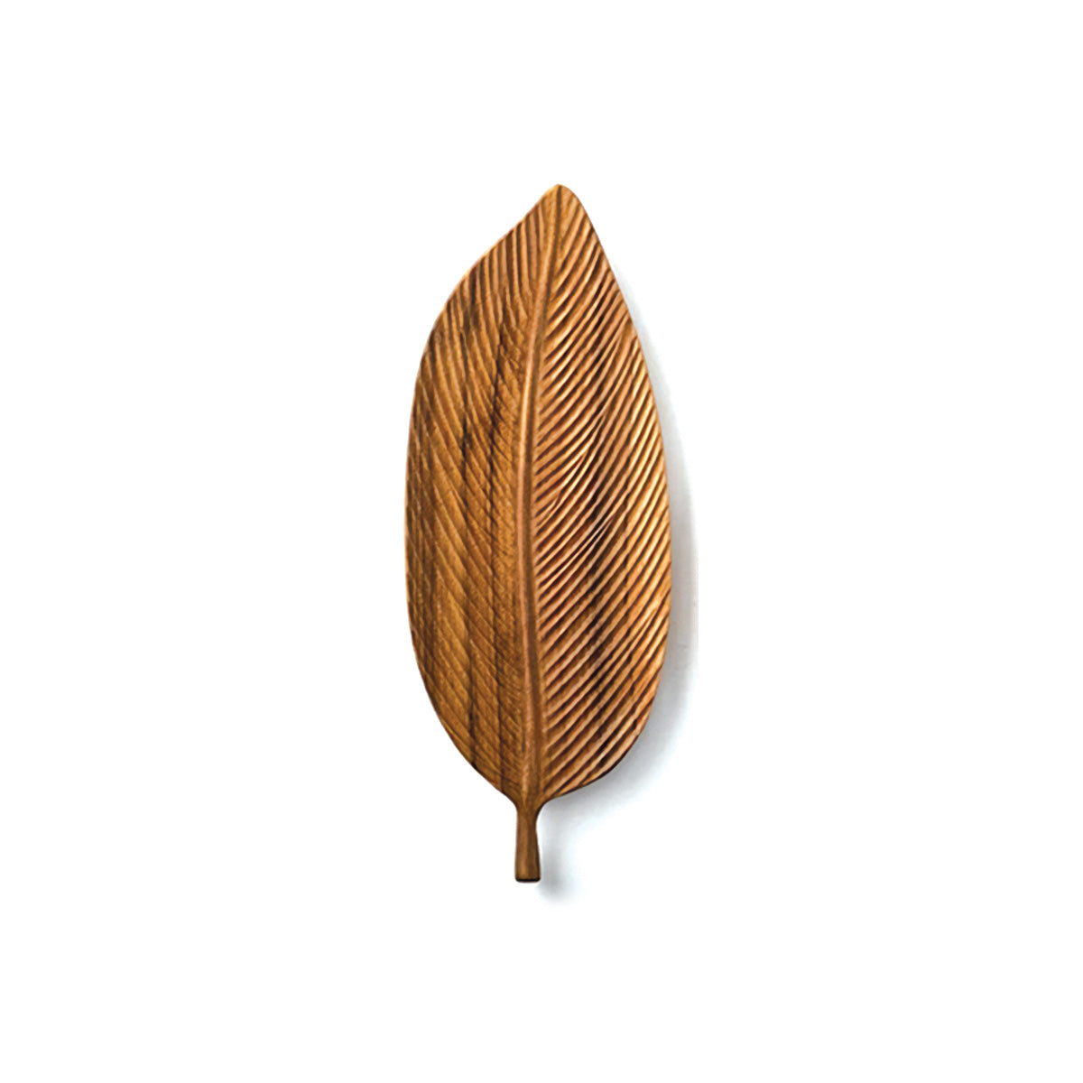 Cuenco hecho de madera de nogal oscuro con hojas