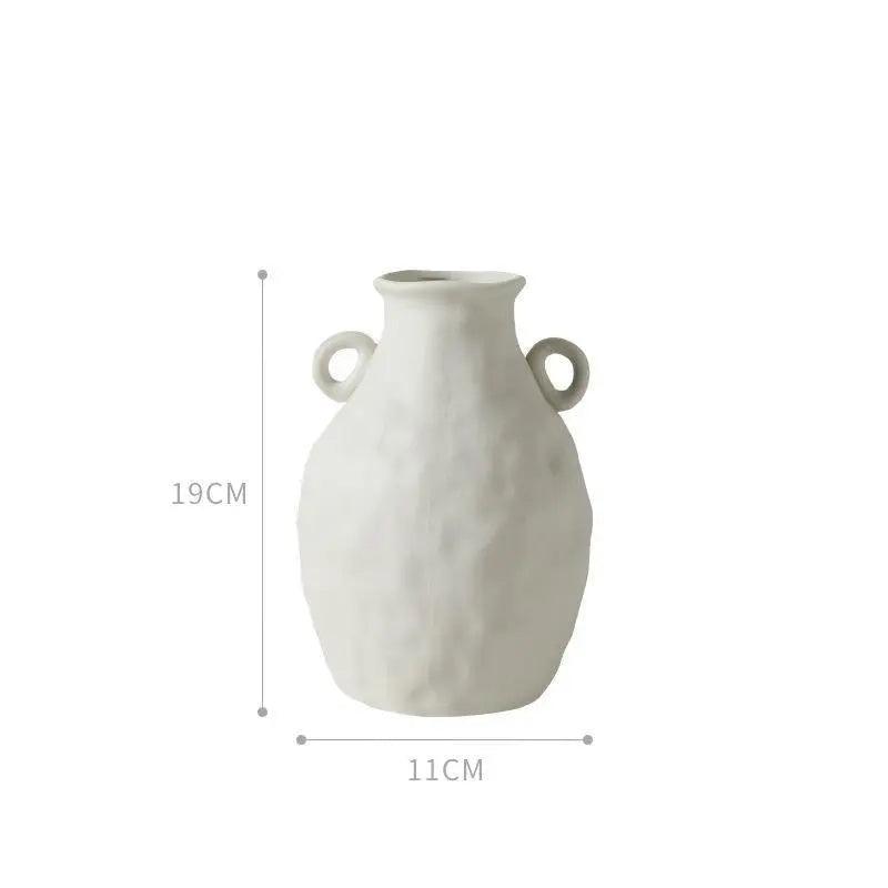 Jarrón de cerámica blanca hecho a mano