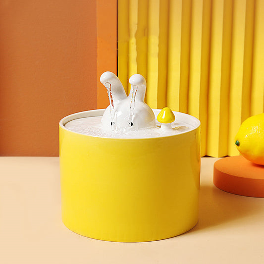 Dispensador de agua elegante para un conejo sano y feliz