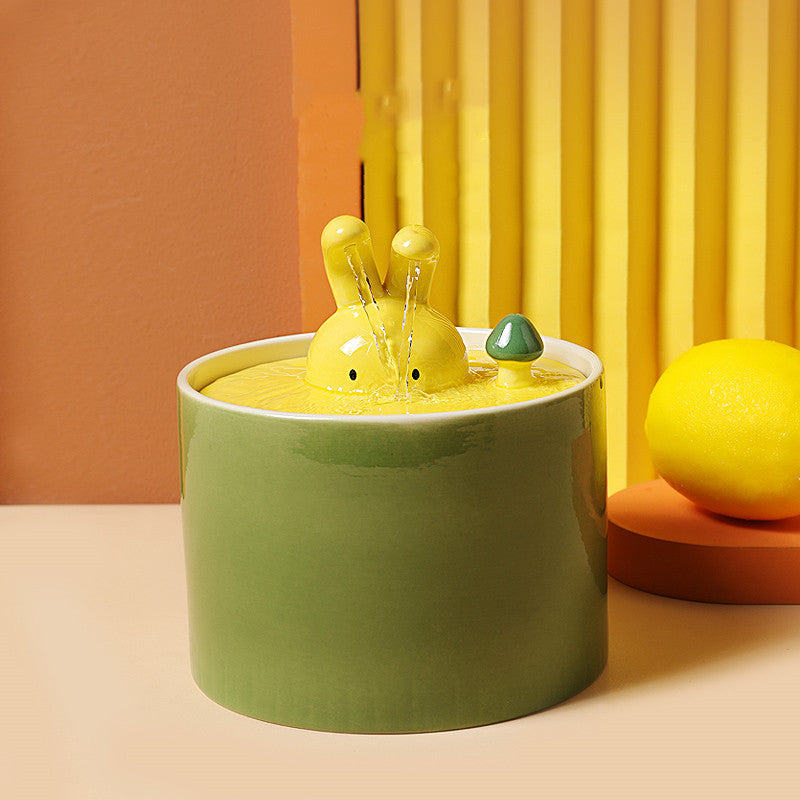 Dispensador de agua elegante para un conejo sano y feliz
