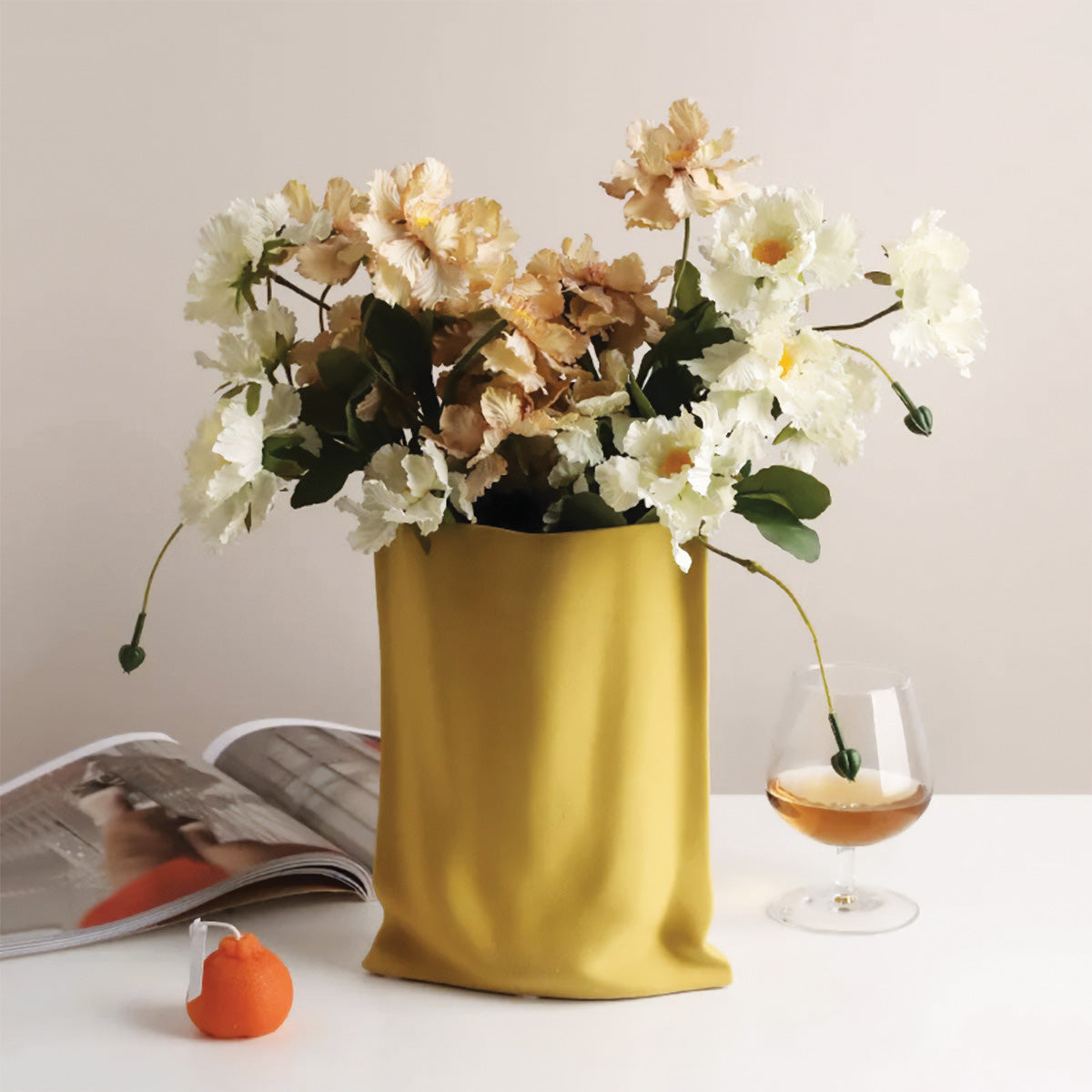 Jarrón elegante plisado con flores | Decoración contemporánea perfecta para todas tus habitaciones