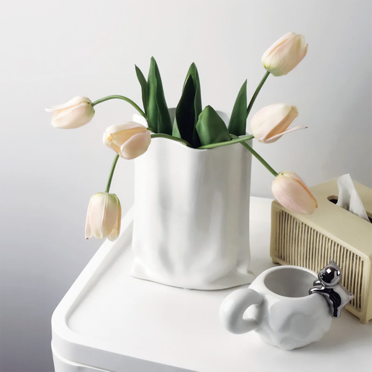 Jarrón elegante plisado con flores | Decoración contemporánea perfecta para todas tus habitaciones