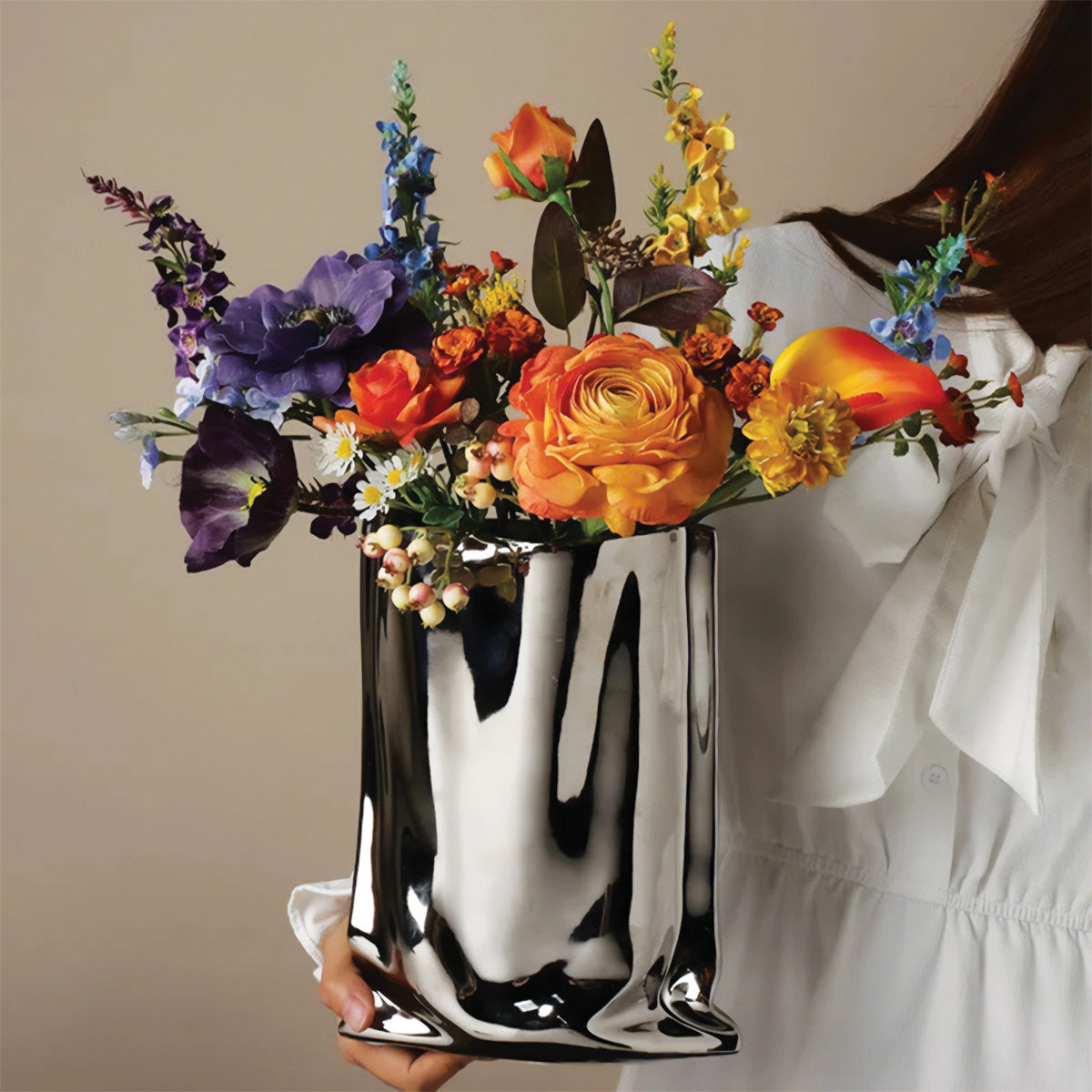 Jarrón elegante plisado con flores | Decoración contemporánea perfecta para todas tus habitaciones