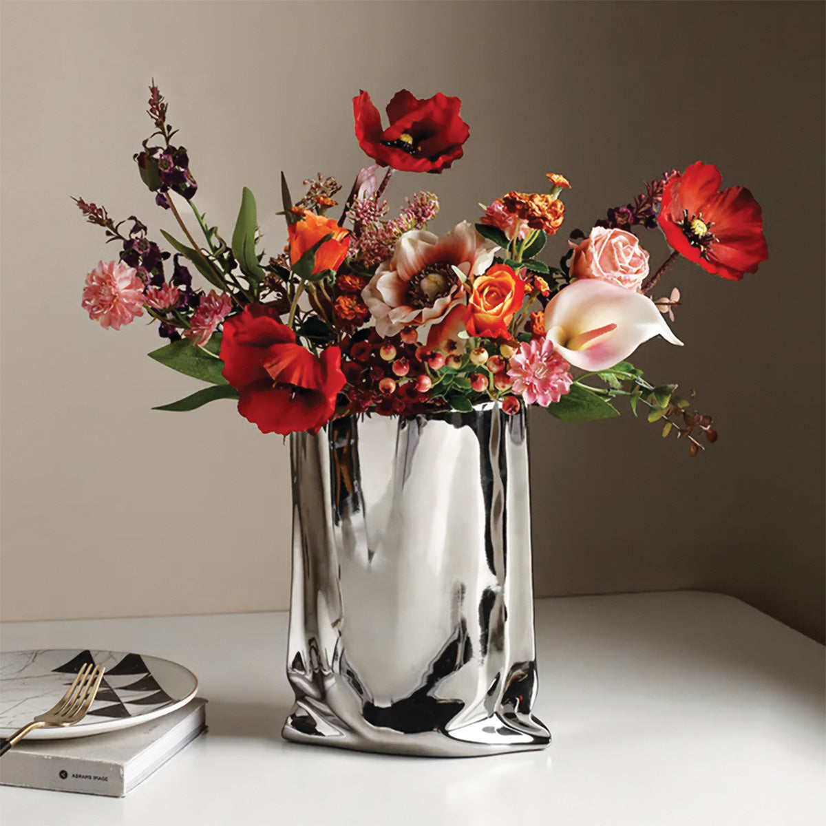 Jarrón elegante plisado con flores | Decoración contemporánea perfecta para todas tus habitaciones