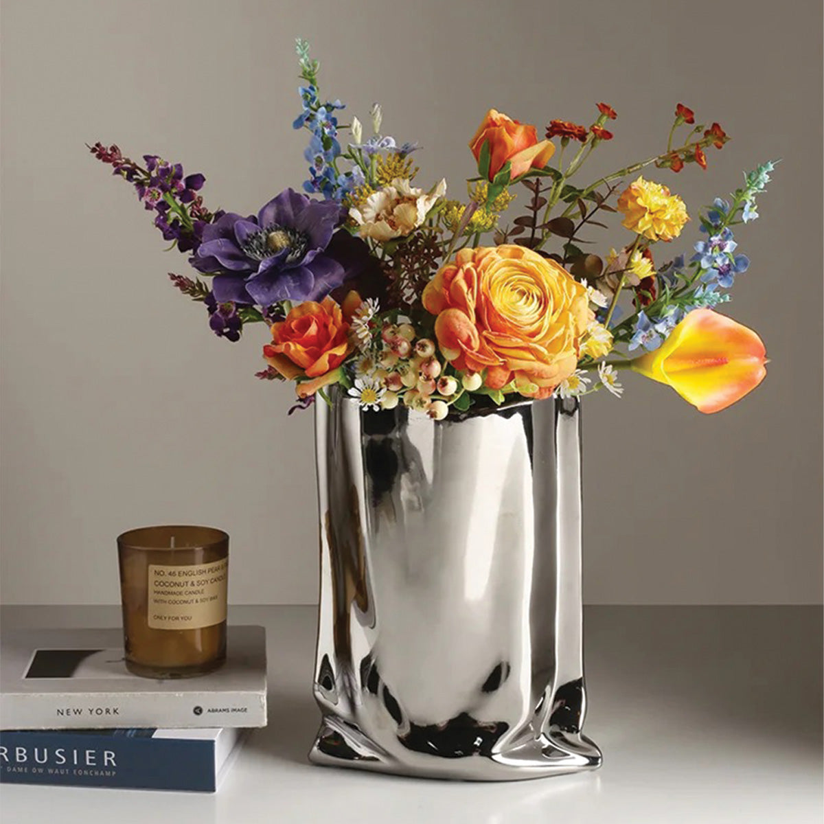Jarrón elegante plisado con flores | Decoración contemporánea perfecta para todas tus habitaciones
