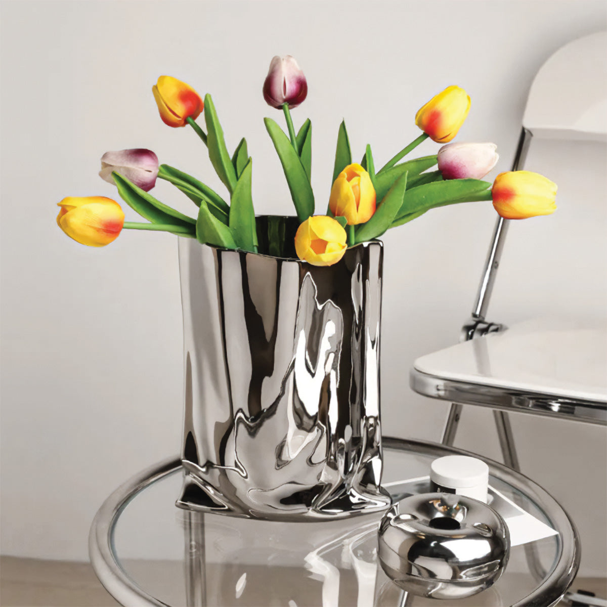 Jarrón elegante plisado con flores | Decoración contemporánea perfecta para todas tus habitaciones