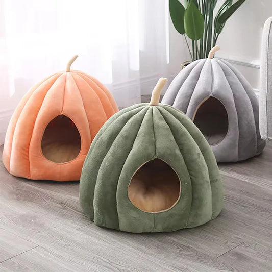 Cama cerrada acogedora para gatos para días cálidos de invierno