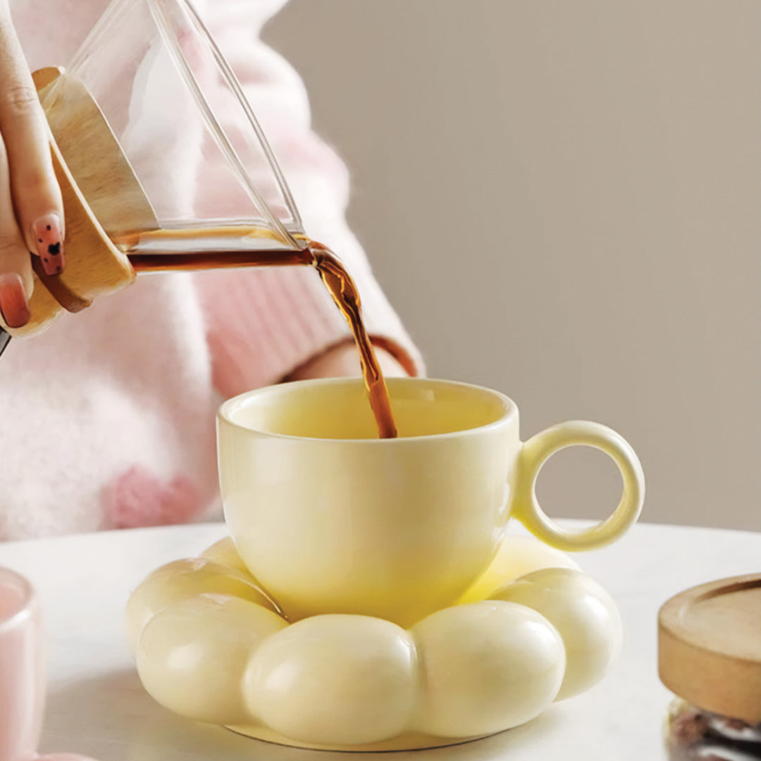 Taza elegante de girasol con patrón floral perfecta para un desayuno hermoso