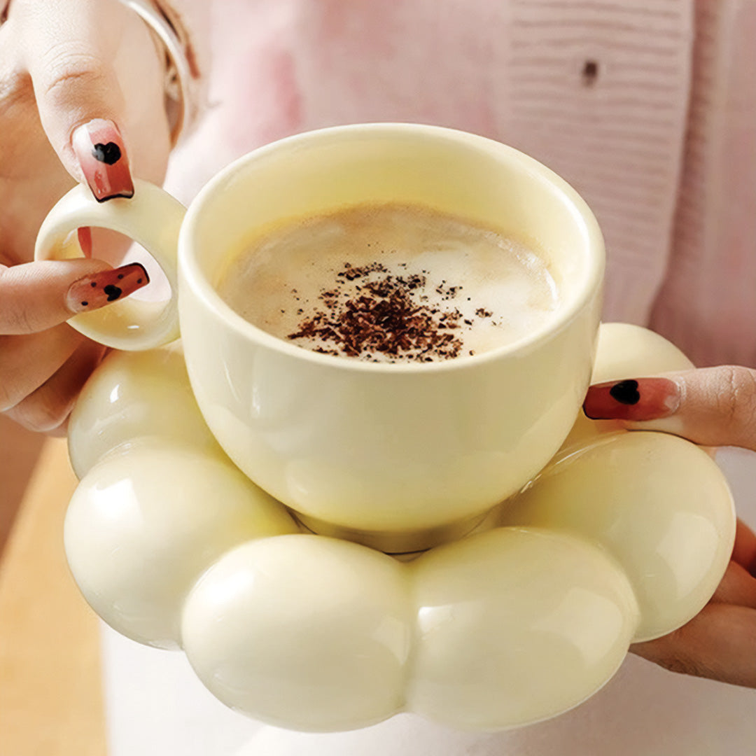 Taza elegante de girasol con patrón floral perfecta para un desayuno hermoso