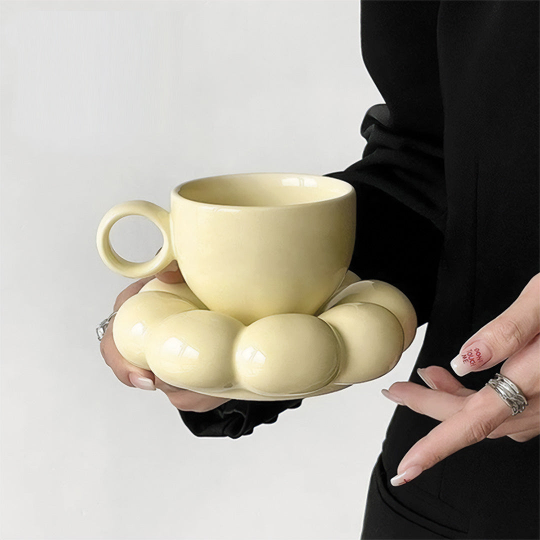 Taza elegante de girasol con patrón floral perfecta para un desayuno hermoso