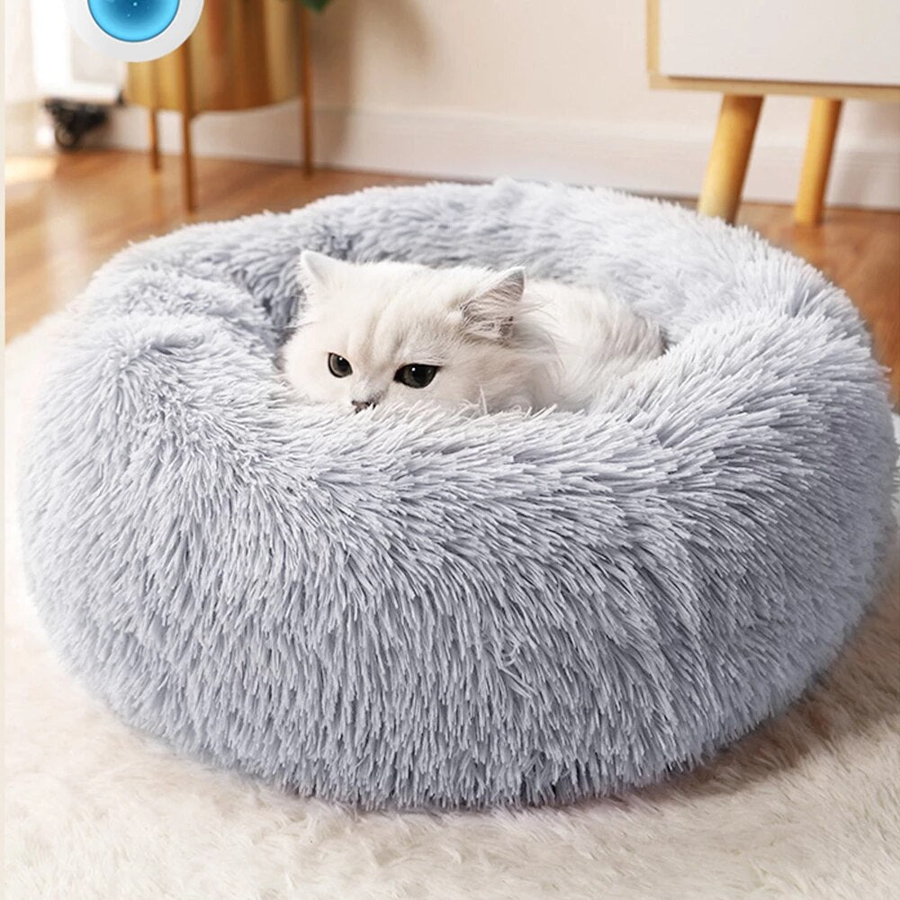 Nido de felpa suave y acogedor para gatos que duermen plácidamente