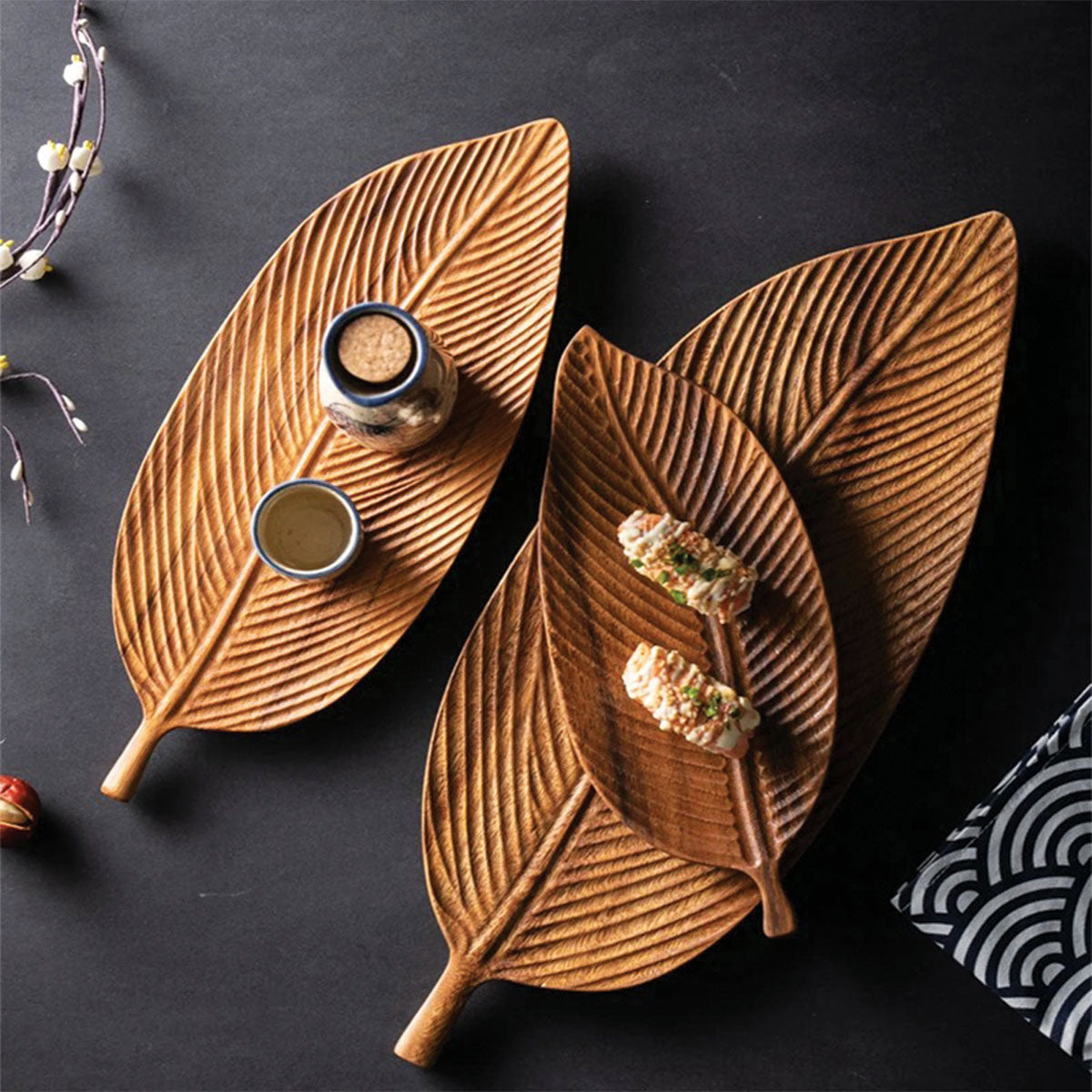 Cuenco hecho de madera de nogal oscuro con hojas